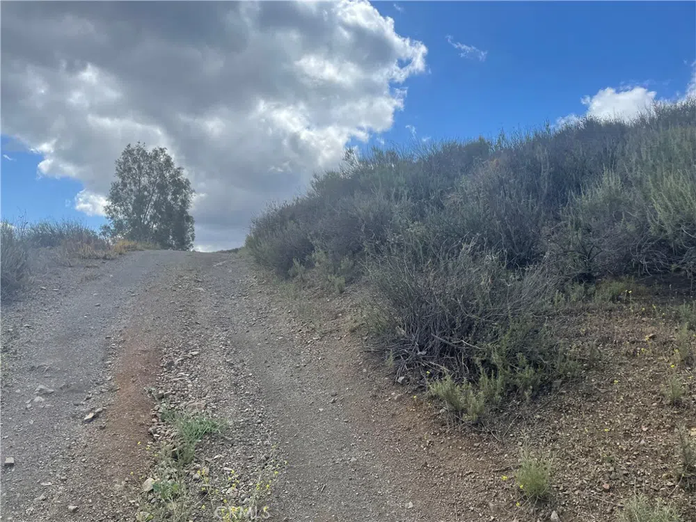 15 Kee Avenue Lake Elsinore, CA 92530