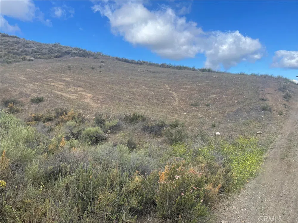 15 Kee Avenue Lake Elsinore, CA 92530