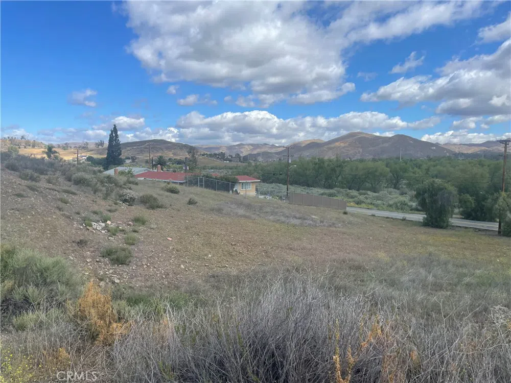 15 Kee Avenue Lake Elsinore, CA 92530