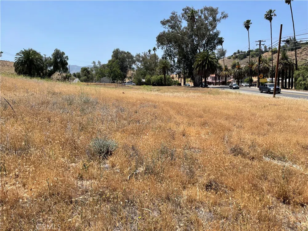 16 Riverside Drive Lake Elsinore, CA 92530