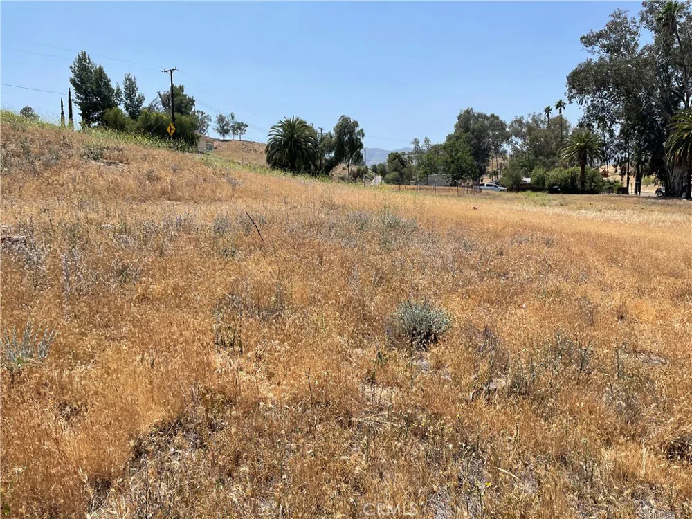 15 Riverside Drive Lake Elsinore, CA 92530