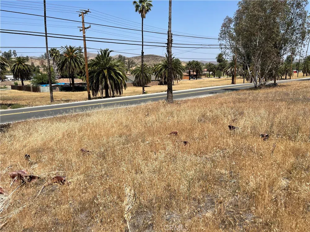 15 Riverside Drive Lake Elsinore, CA 92530