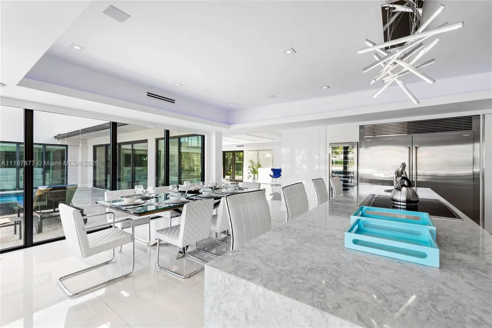 1025 Diplomat Pkwy Hollywood, FL 33019