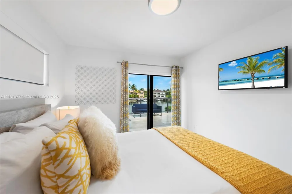 1025 Diplomat Pkwy Hollywood, FL 33019