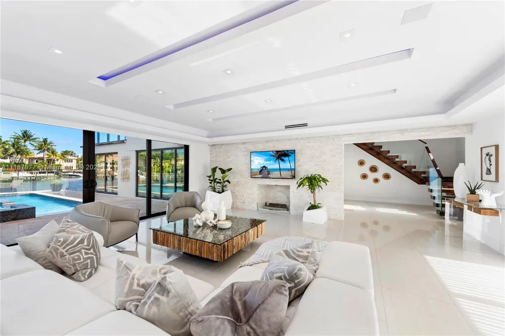 1025 Diplomat Pkwy Hollywood, FL 33019