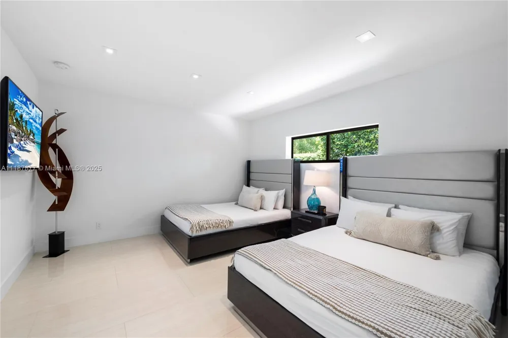 1025 Diplomat Pkwy Hollywood, FL 33019