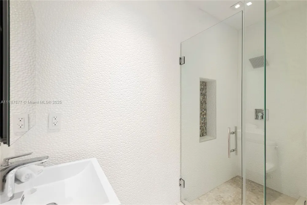 1025 Diplomat Pkwy Hollywood, FL 33019