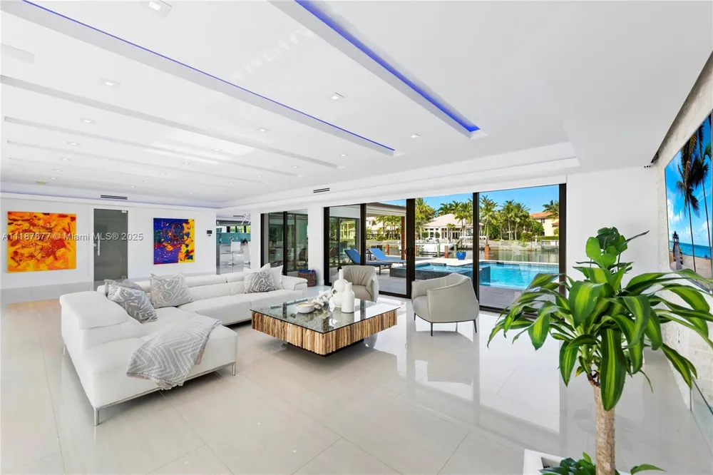 1025 Diplomat Pkwy Hollywood, FL 33019