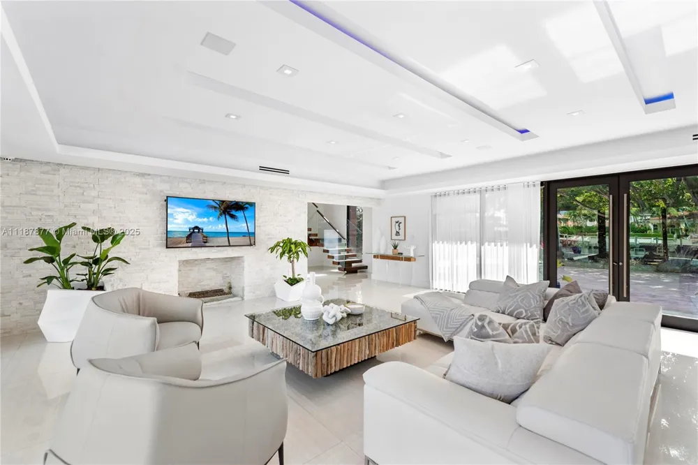 1025 Diplomat Pkwy Hollywood, FL 33019