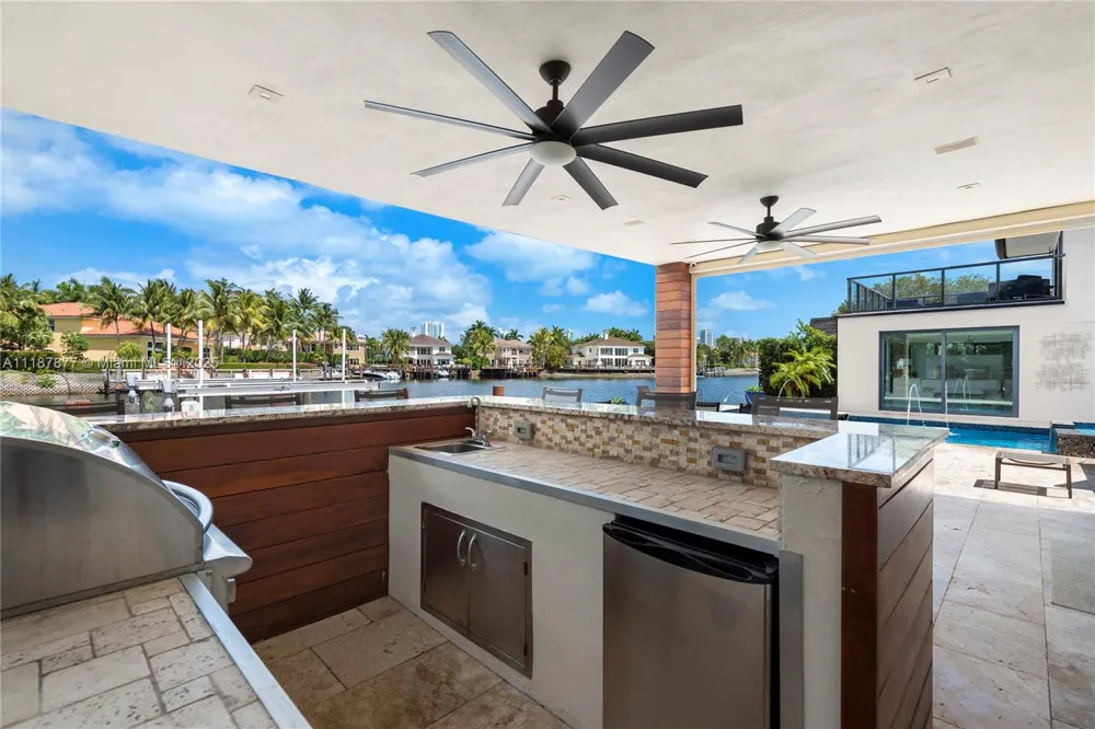 1025 Diplomat Pkwy Hollywood, FL 33019