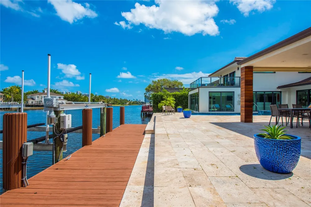 1025 Diplomat Pkwy Hollywood, FL 33019