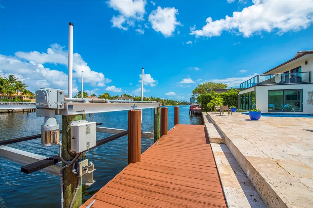1025 Diplomat Pkwy Hollywood, FL 33019