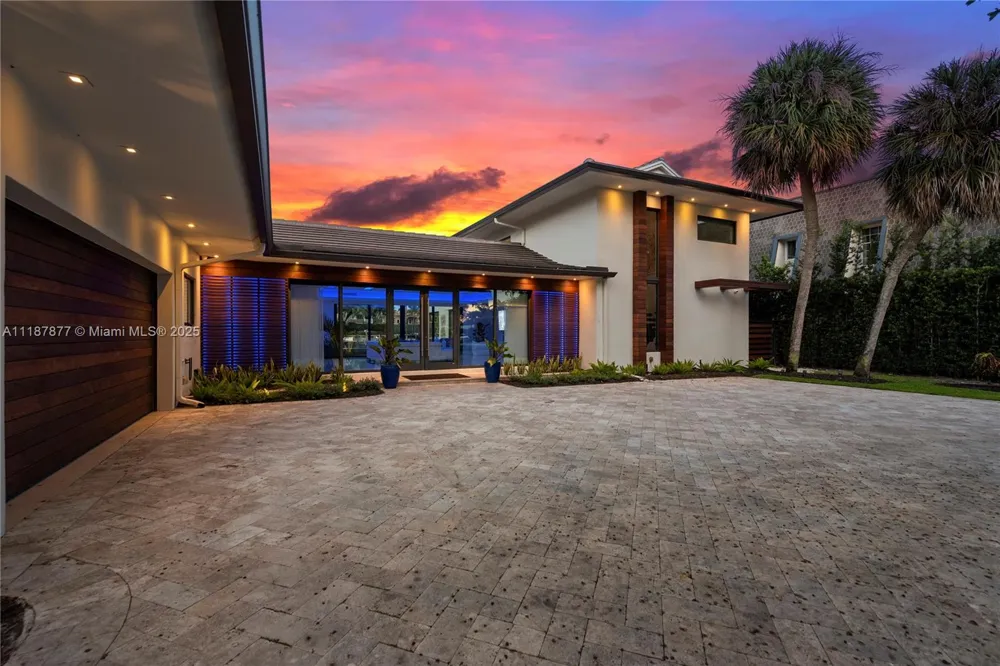 1025 Diplomat Pkwy Hollywood, FL 33019