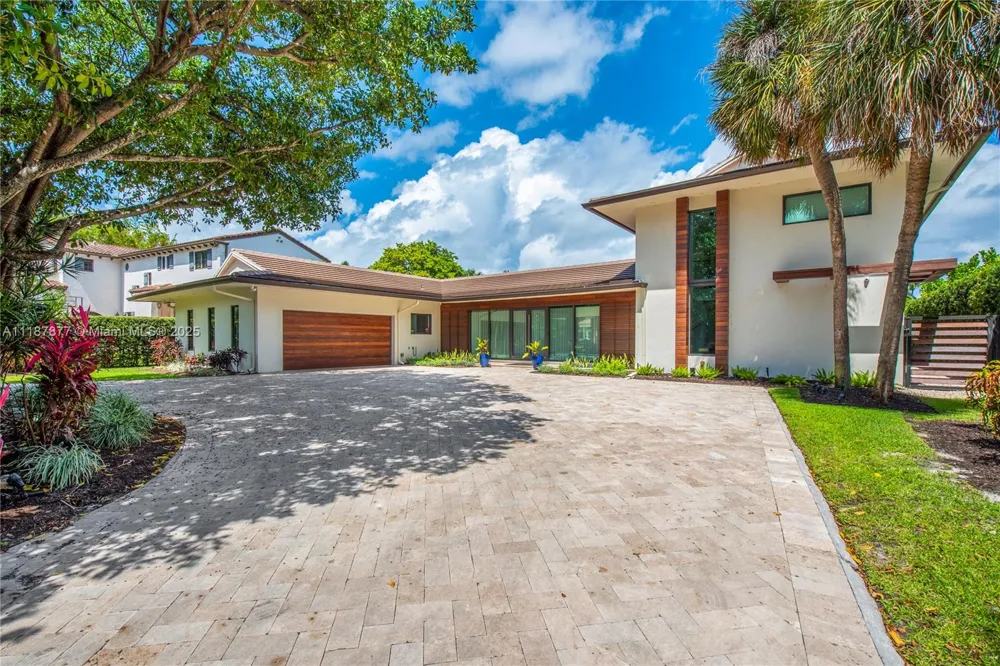 1025 Diplomat Pkwy Hollywood, FL 33019