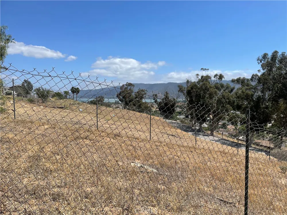 15 Bailey Drive Lake Elsinore, CA 92530