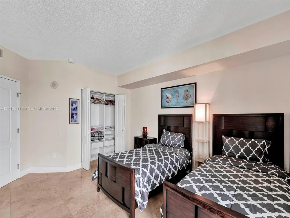 17555 Atlantic Blvd #806 Sunny Isles Beach, FL 33160