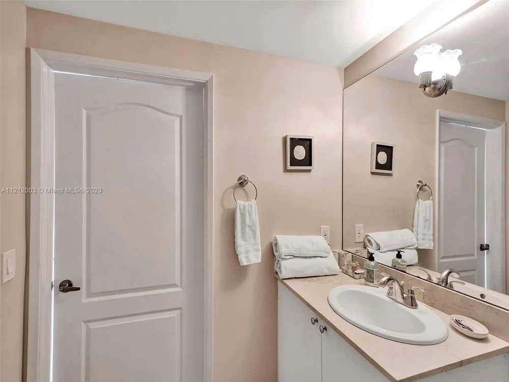 17555 Atlantic Blvd #806 Sunny Isles Beach, FL 33160
