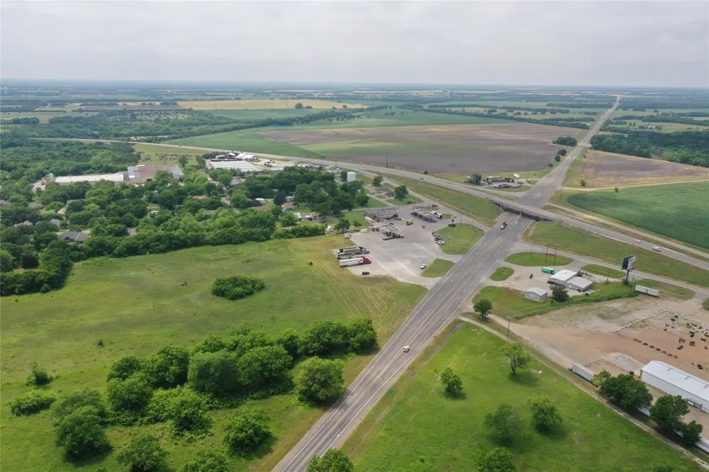 29 South Side Hwy 69 Trenton, TX 75490
