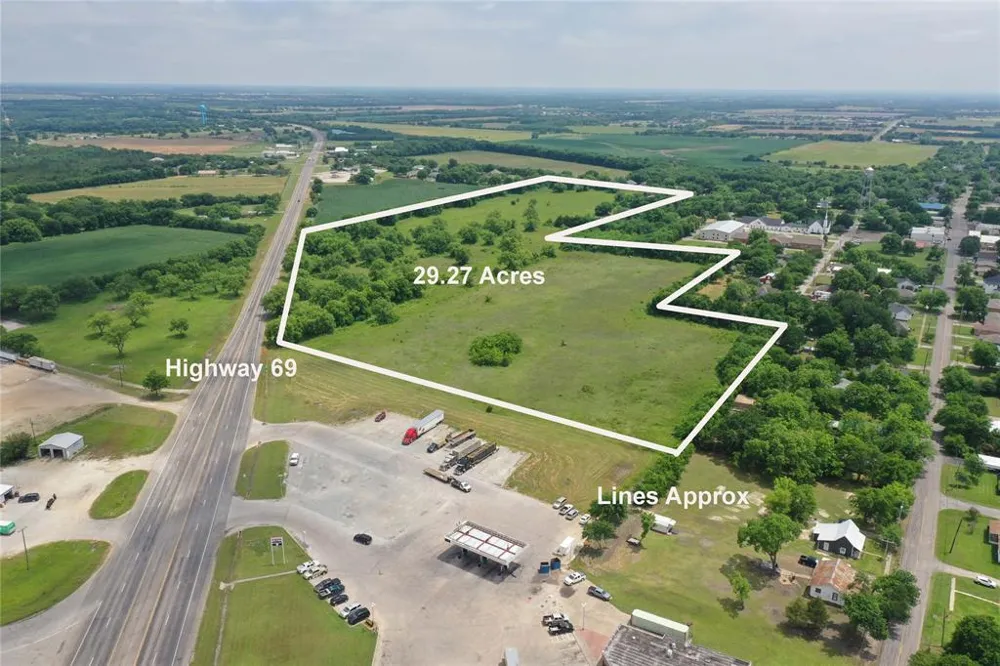 29 South Side Hwy 69 Trenton, TX 75490