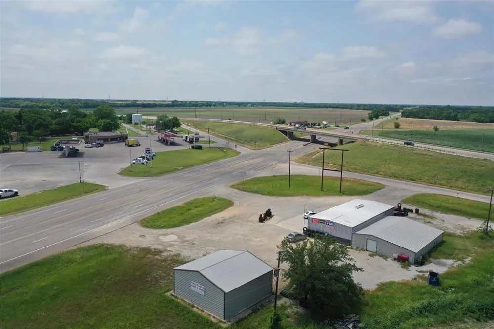 29 South Side Hwy 69 Trenton, TX 75490