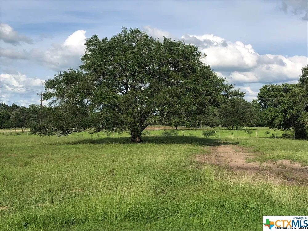 154 PVT 1672 Hallettsville, TX 77964