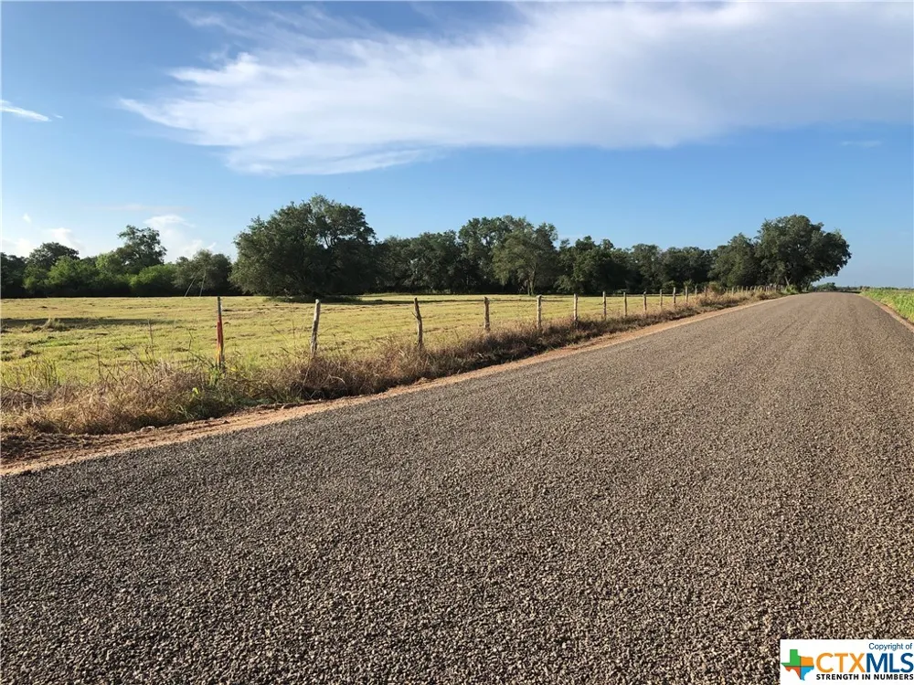 154 PVT 1672 Hallettsville, TX 77964