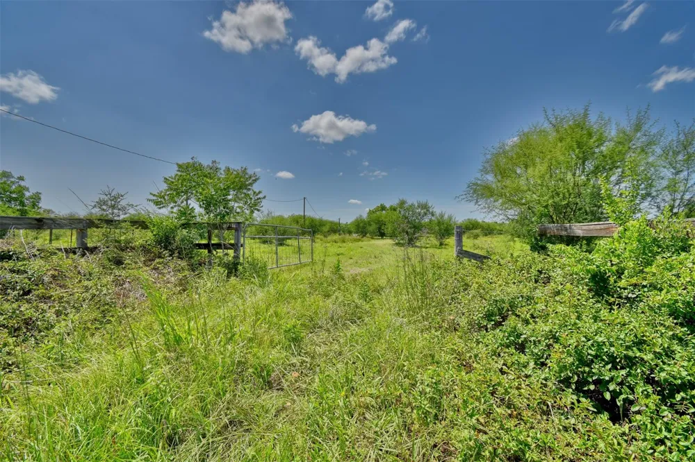 1721 Columbus Road Sealy, TX 77474