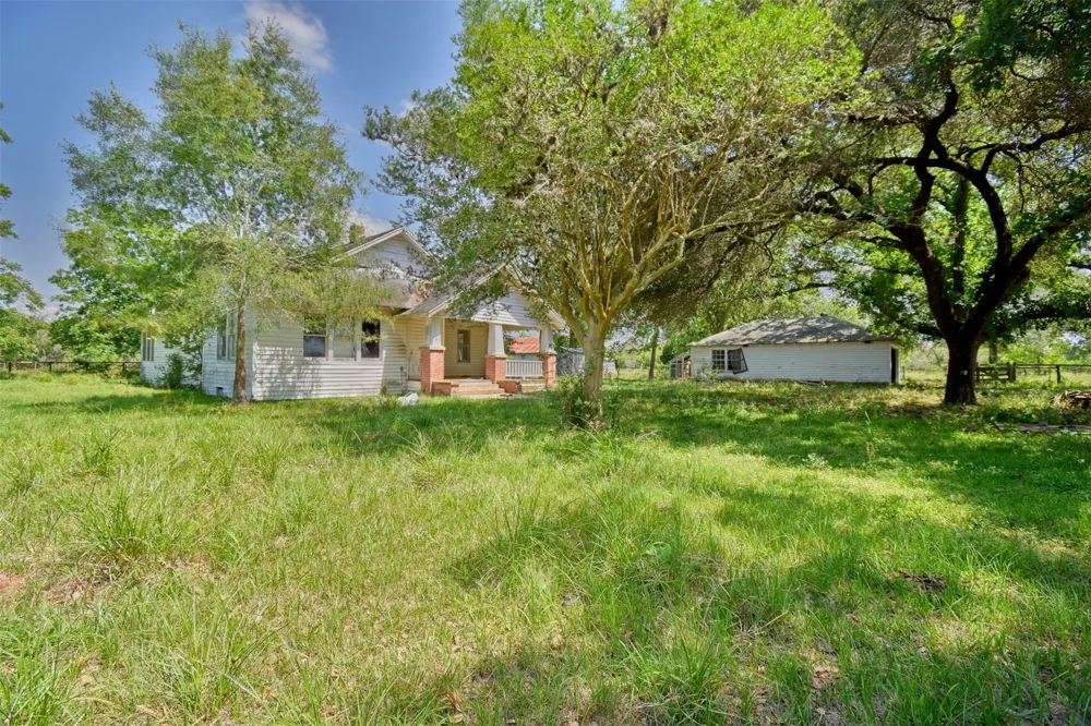 1721 Columbus Road Sealy, TX 77474