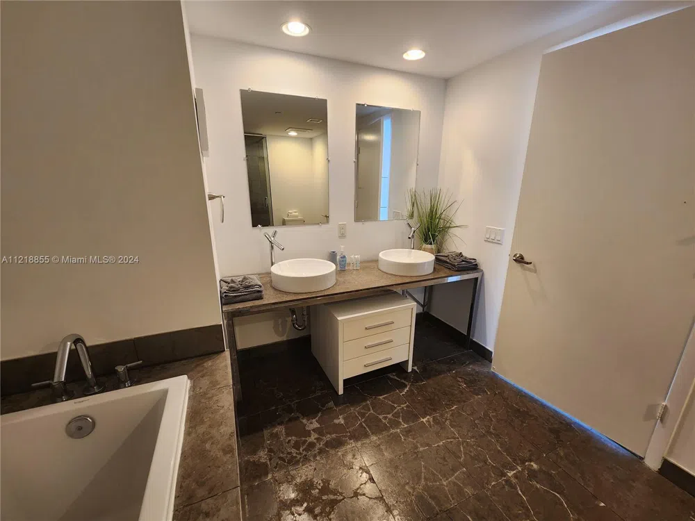 485 Brickell Ave #2504 Miami, FL 33131