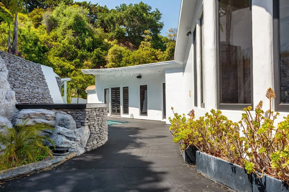 2955 Passmore Drive Los Angeles, CA 90068