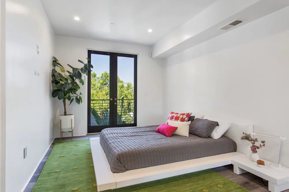 2955 Passmore Drive Los Angeles, CA 90068