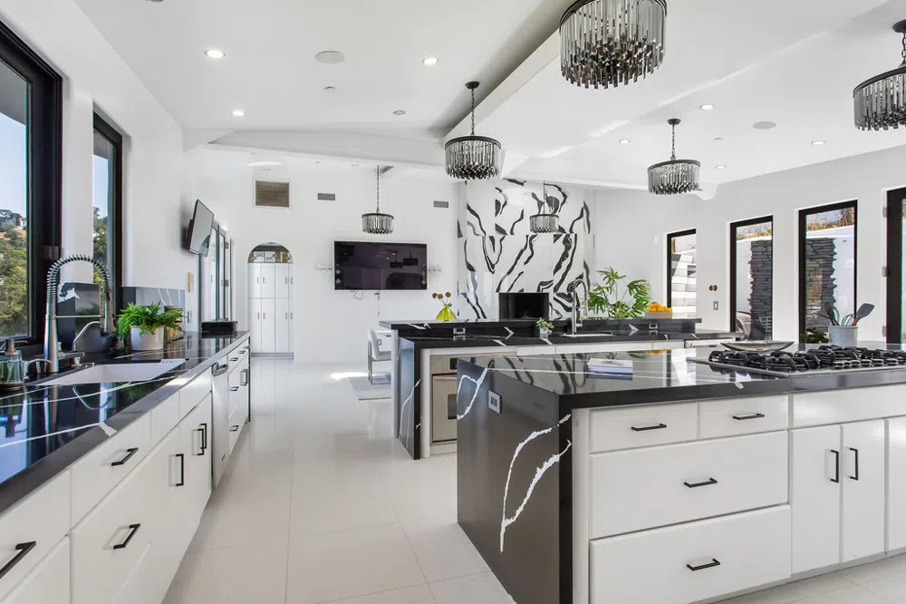 2955 Passmore Drive Los Angeles, CA 90068