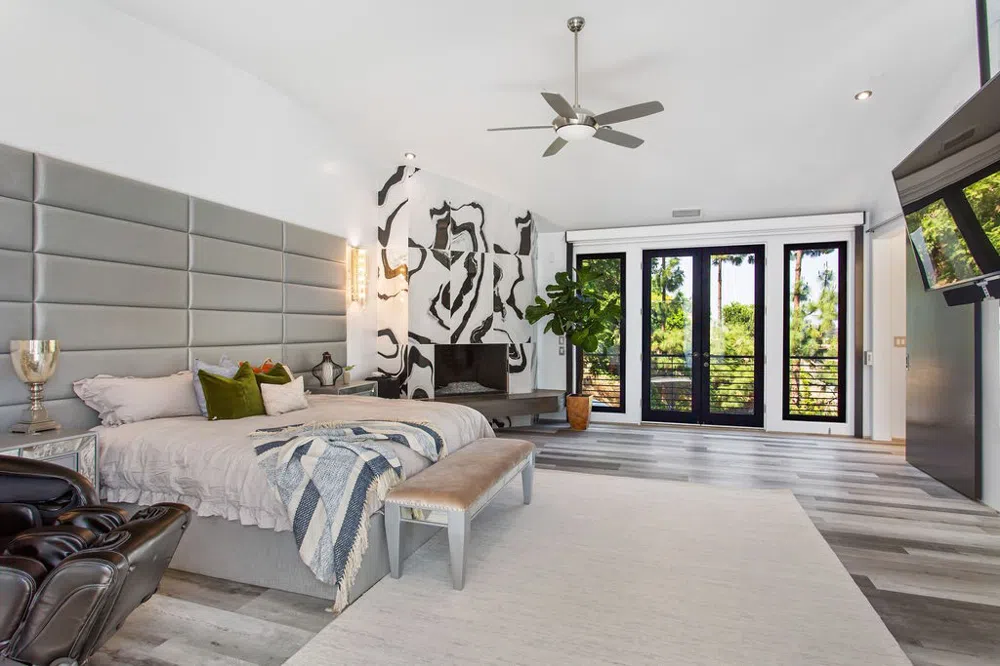 2955 Passmore Drive Los Angeles, CA 90068
