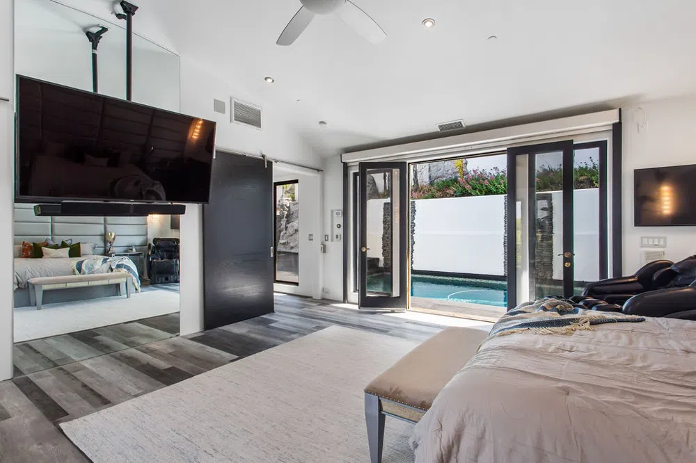 2955 Passmore Drive Los Angeles, CA 90068