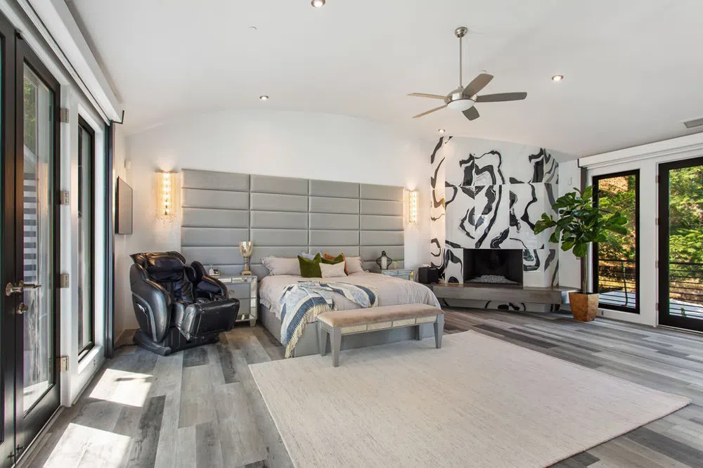 2955 Passmore Drive Los Angeles, CA 90068