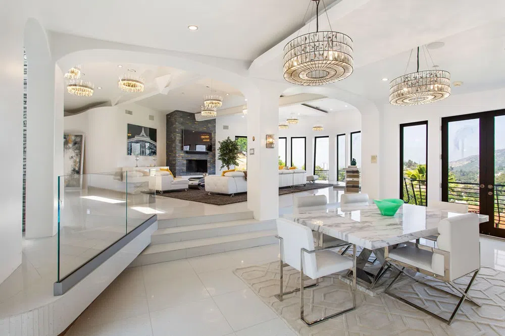 2955 Passmore Drive Los Angeles, CA 90068