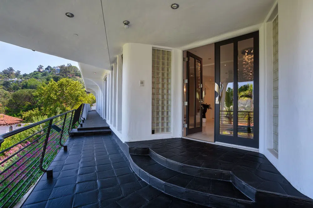 2955 Passmore Drive Los Angeles, CA 90068