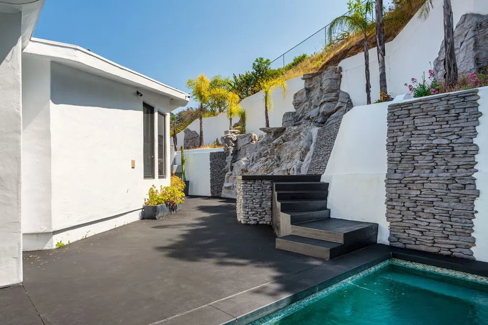 2955 Passmore Drive Los Angeles, CA 90068