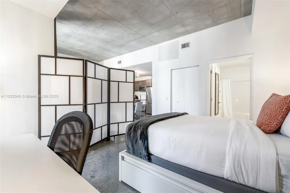 151 SE 1st St #809 Miami, FL 33131