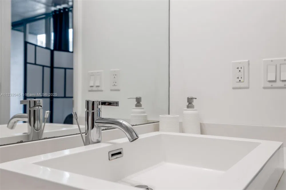151 SE 1st St #809 Miami, FL 33131