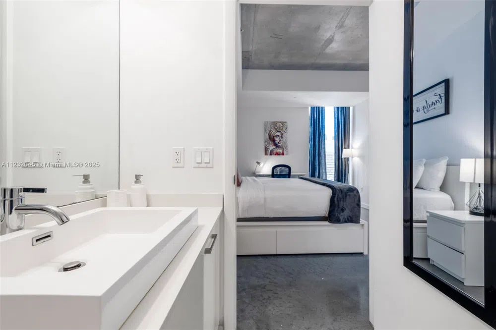 151 SE 1st St #809 Miami, FL 33131