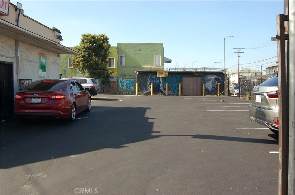3020 W SLAUSON AVENUE Los Angeles, CA 90043