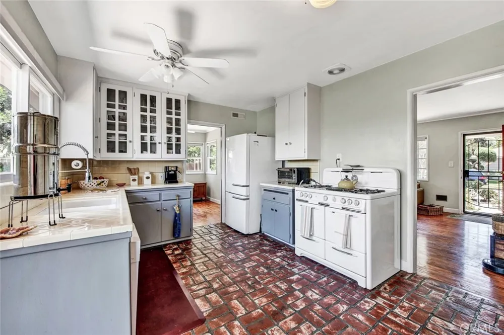 1135 W 10th Street Santa Ana, CA 92703