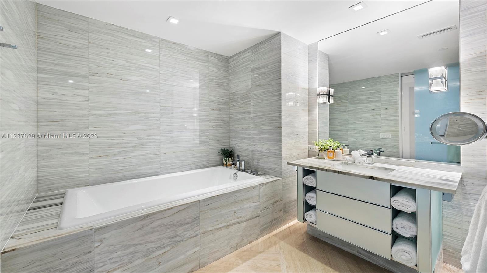 2201 Collins Ave #804 Miami Beach, FL 33139