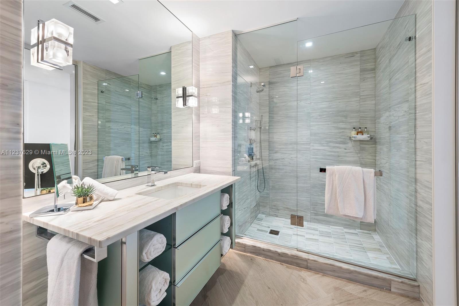2201 Collins Ave #804 Miami Beach, FL 33139