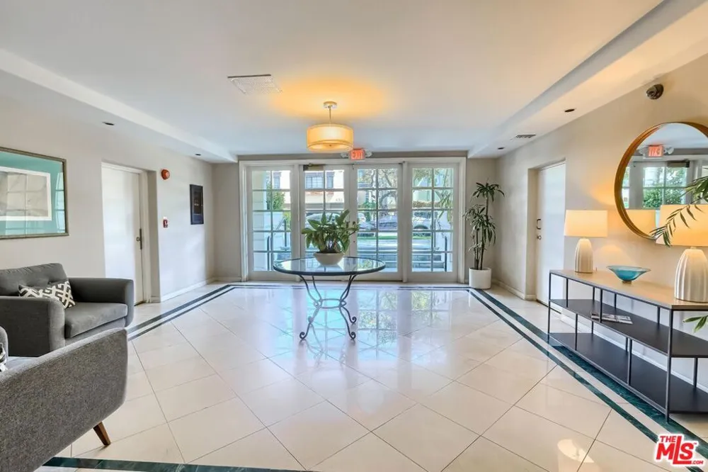 435 Arnaz Drive #304 Los Angeles, CA 90048