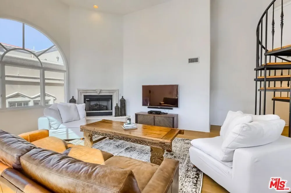 435 Arnaz Drive #304 Los Angeles, CA 90048