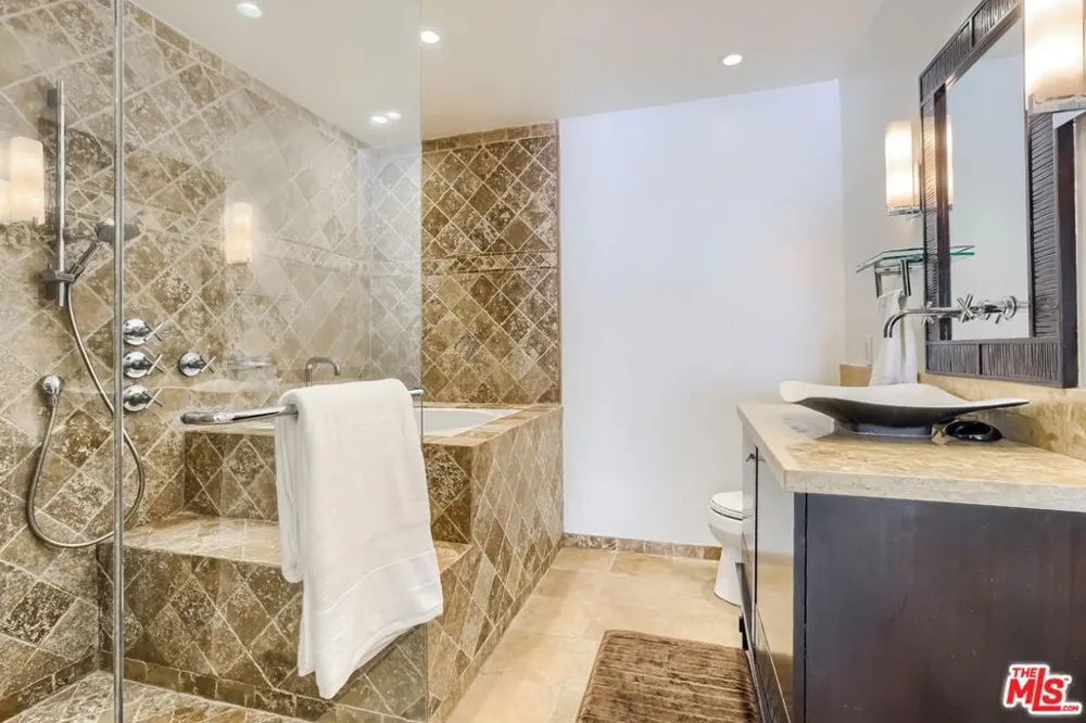 435 Arnaz Drive #304 Los Angeles, CA 90048
