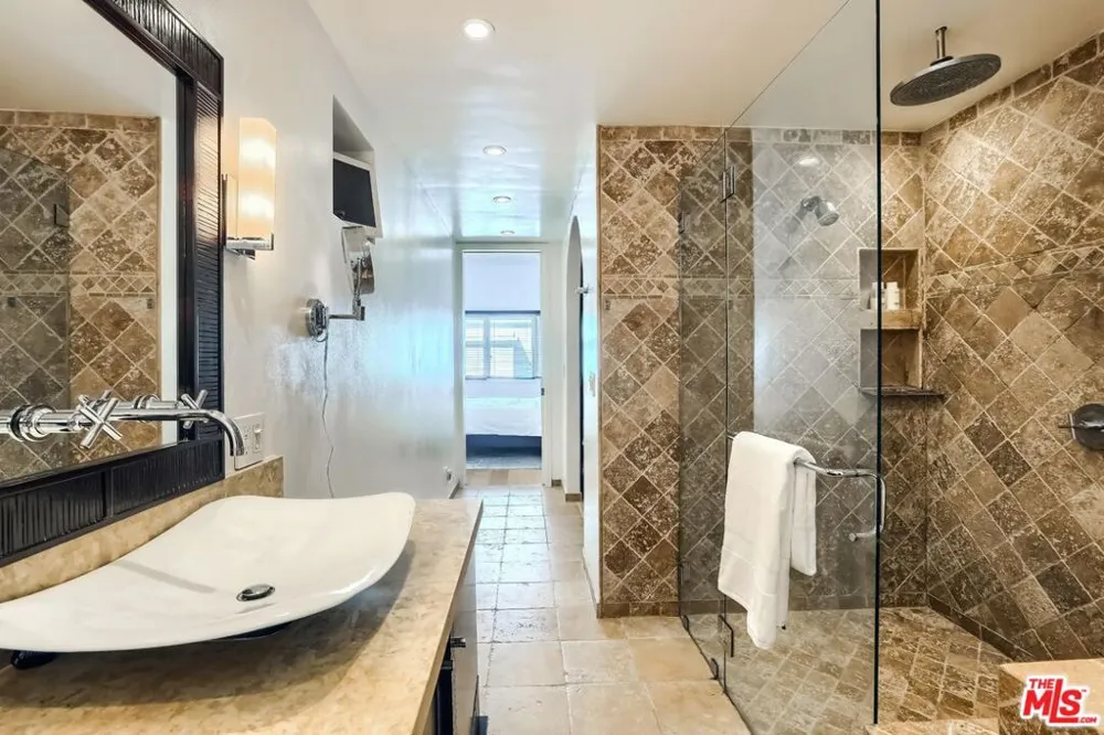 435 Arnaz Drive #304 Los Angeles, CA 90048