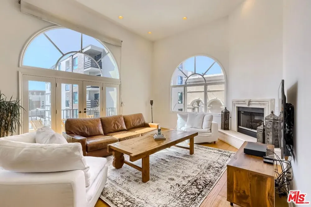 435 Arnaz Drive #304 Los Angeles, CA 90048